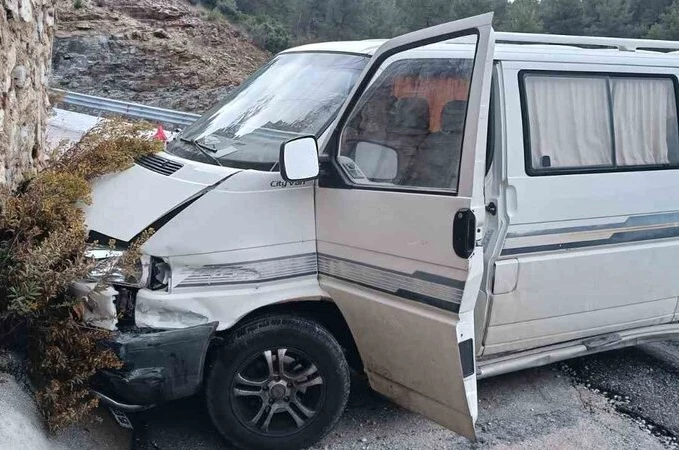 Antalya’da istinat duvarına çarpan aracın sürücüsü yaralandı