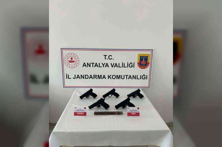 Antalya’da kaçak silah operasyonu