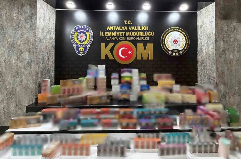 Antalya’da kaçakçılık operasyonlarında silah ve kaçak ürünler ele geçirildi 