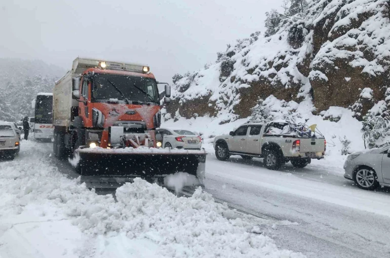 Antalya’da kar yağışı başladı, Alacabel beyaza büründü
