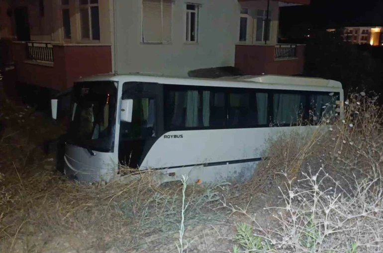 Antalya’da midibüs otomobille çarpıştı: 6 yaralı