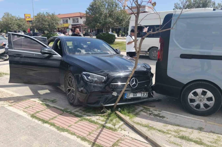Antalya’da minibüs park halindeki araca çarptı: 4 yaralı