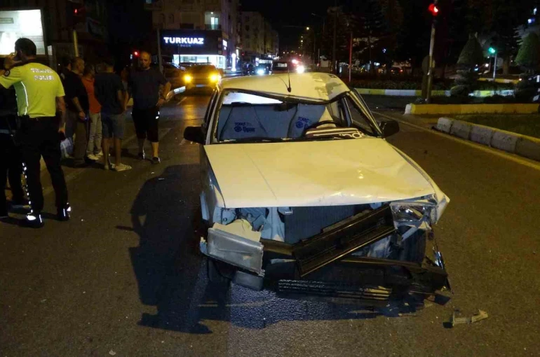 Antalya’da motosiklet ile Tofaş otomobil çarpıştı: 2 yaralı