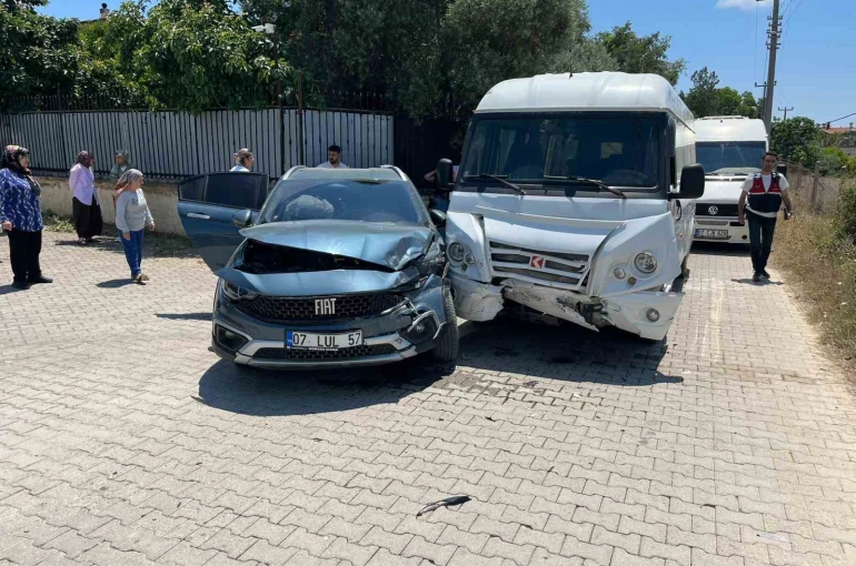 Antalya’da okul servisi otomobille çarpıştı: 7’si anaokulu öğrencisi 9 yaralı 