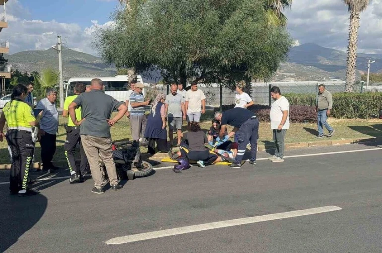 Antalya’da okul servisiyle çarpışan motosikletli ağır yaralandı