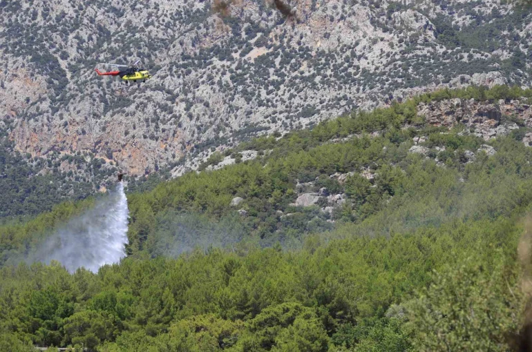 Antalya’da ormanlık alanda çıkan yangın büyümeden kontrol altına alındı