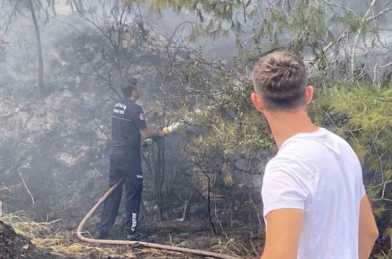 Antalya’da ormanlık alandaki yangın büyümeden söndürüldü