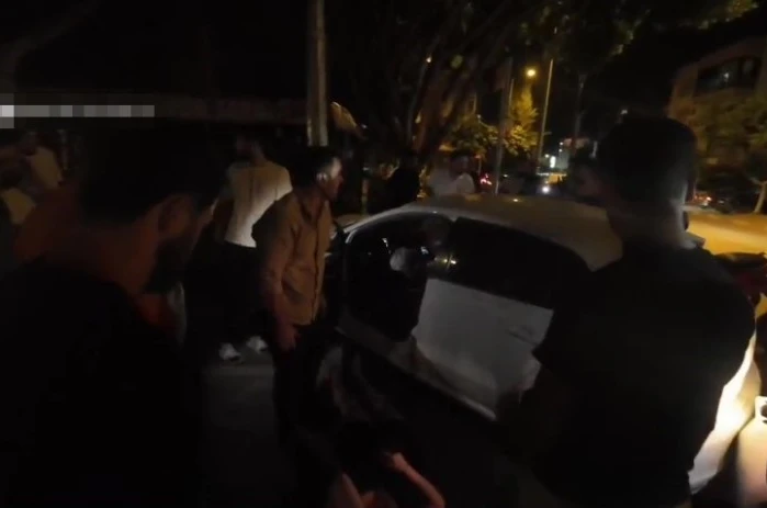 Antalya’da otomobiller kavşakta çarpıştı: 2 yaralı