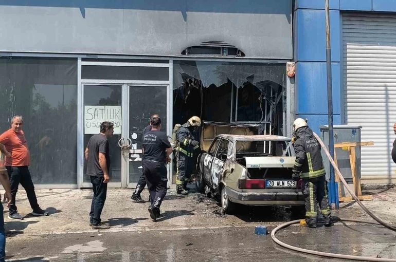 Antalya’da park halindeki Tofaş küle döndü, iş yeri zarar gördü 