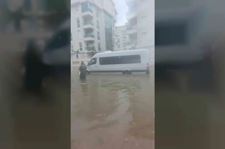 Antalya’da sağanak etkili oldu,araçlar yollarda ilerlemekte zorlandı
