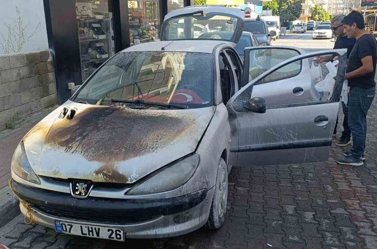 Antalya’da seyir halindeki otomobil yandı 