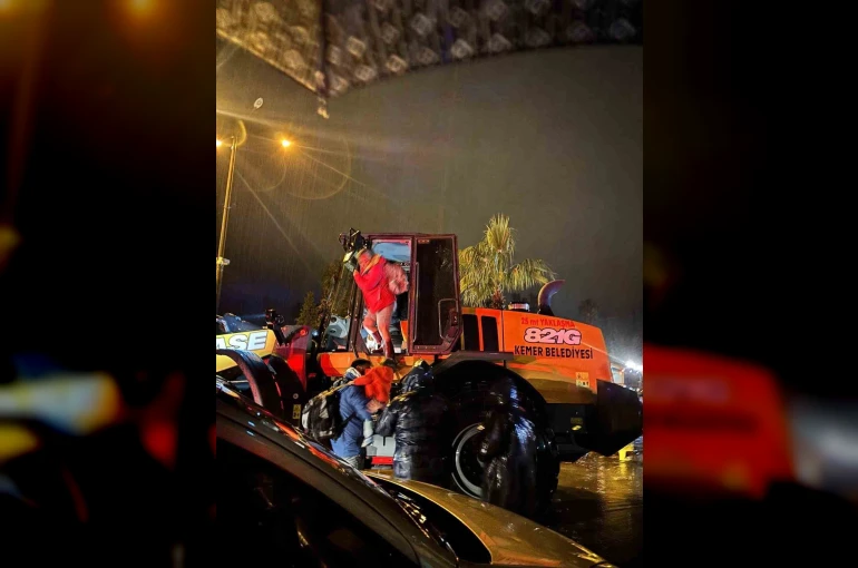 Antalya’da taşkında evlerinde mahsur kalan 4 çocuk ve yaşlı kadın pansiyona yerleştirildi