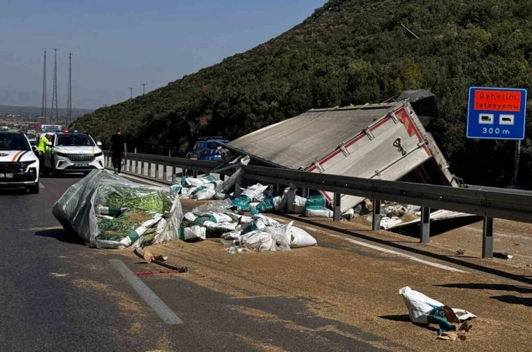 Antalya’da tır devrildi, ortalık savaş alanına döndü: Genç sürücü hayatını kaybetti