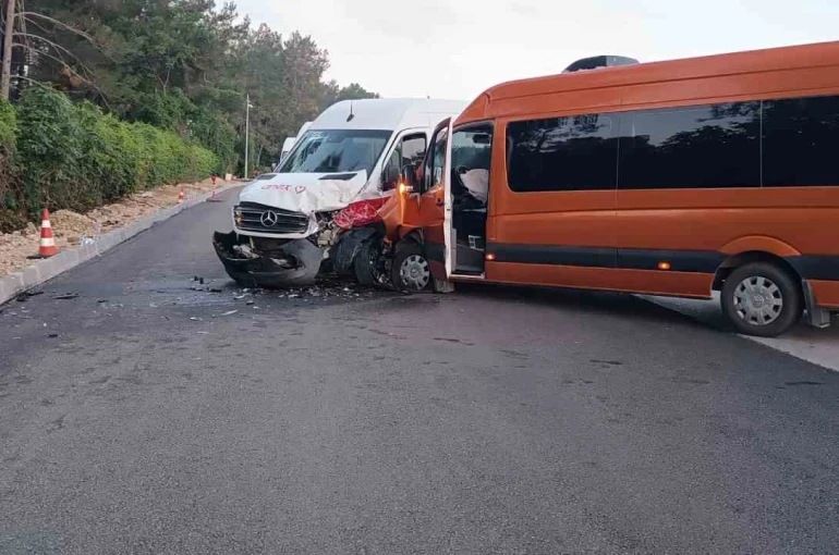 Antalya’da tur minibüsleri çarpıştı, 13 turist yaralandı