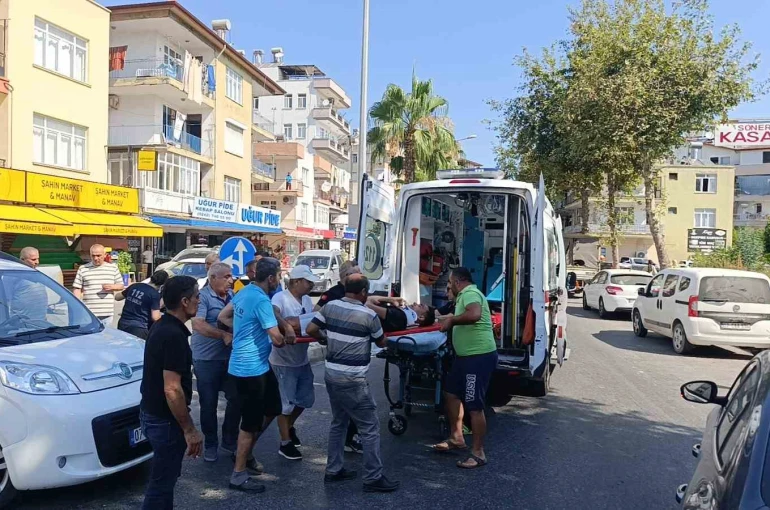 Antalya’da ’U’ dönüşü yapan araçla çarpışan motosikletteki 2 kişi yaralandı