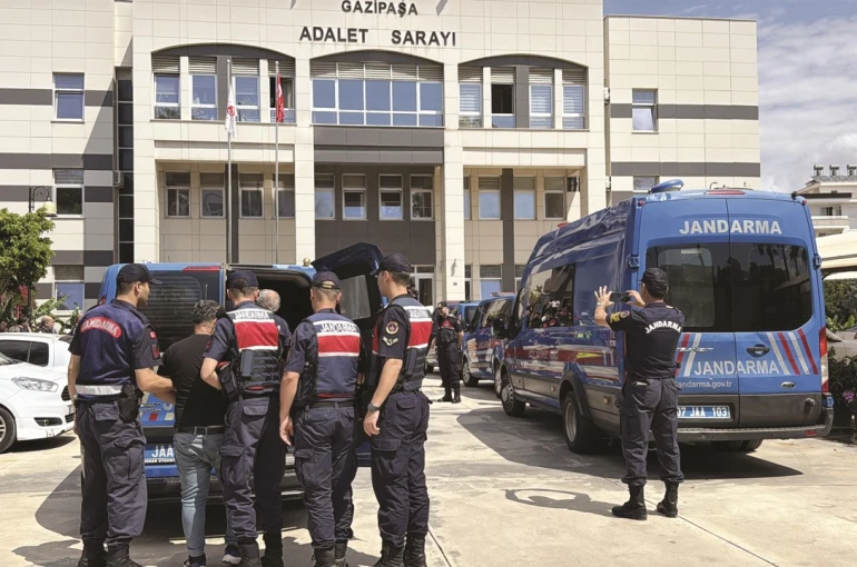 Antalya’da usulsüz reçete operasyonunda 4 tutuklama