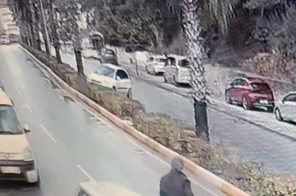 Antalya’da virajı alamadı, palmiye ağacına çarptı