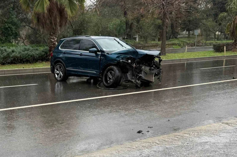 Antalya’da yağışlı havada kaza ucuz atlatıldı