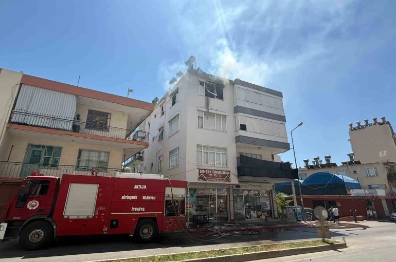 Antalya’da yangında ev sahibi ve bir itfaiye eri dumandan etkilendi 