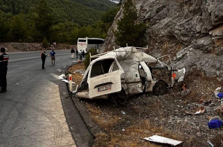 Antalya’da yolcu otobüsü ile hafif ticari araç çarpıştı: 1 ölü, 1 yaralı