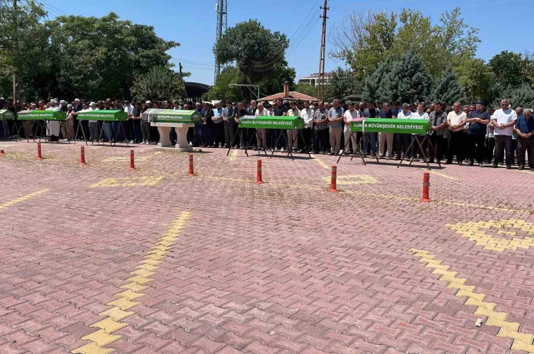 Antalya’daki feci kazada hayatını kaybeden aile son yolculuğuna uğurlandı