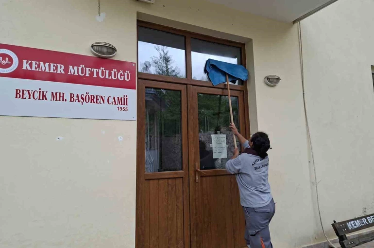 Antalya’nın Kemer ilçesinde bayram öncesi camilerde temizlik seferberliği