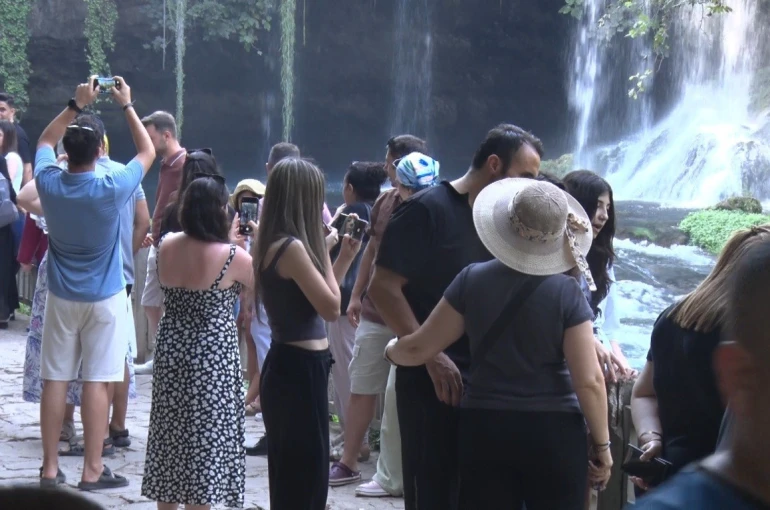Antalya’nın simgelerinden Düden Şelalesi, 2025’te yaklaşık 900 bin ziyaretçiyi ağırladı