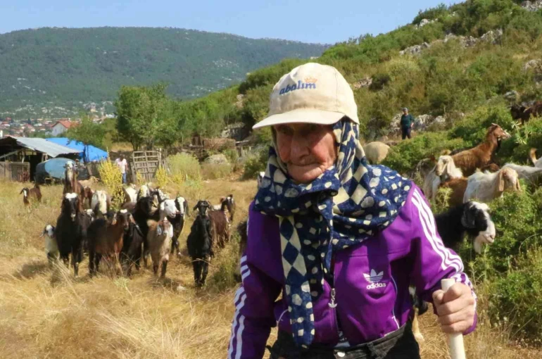 Antalya’nın süper çobanı Emine Nine: 94 yaşında, 90 yıldır keçileriyle dağlarda