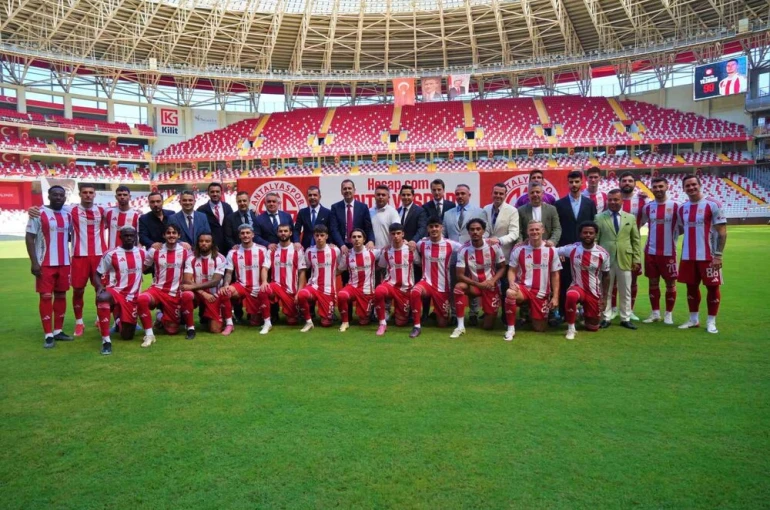 Antalyaspor, yeni transferlerini ve A takıma yükselen genç oyuncularını taraftara tanıttı