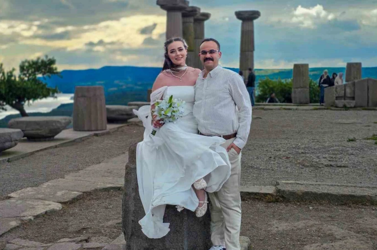 Antik kent, düğün fotoğrafı çektirmek isteyen çifte doğal fotoğraf stüdyosu oldu