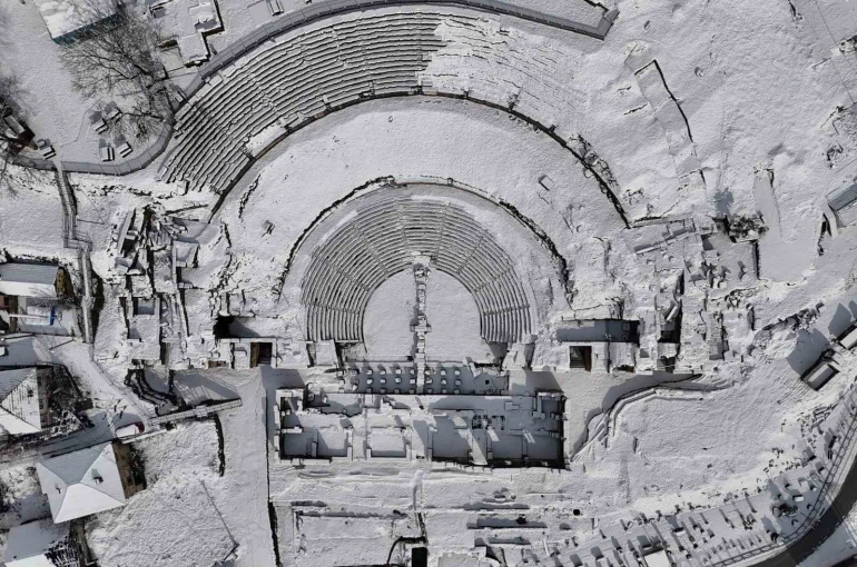 Antik kent karla kaplandı