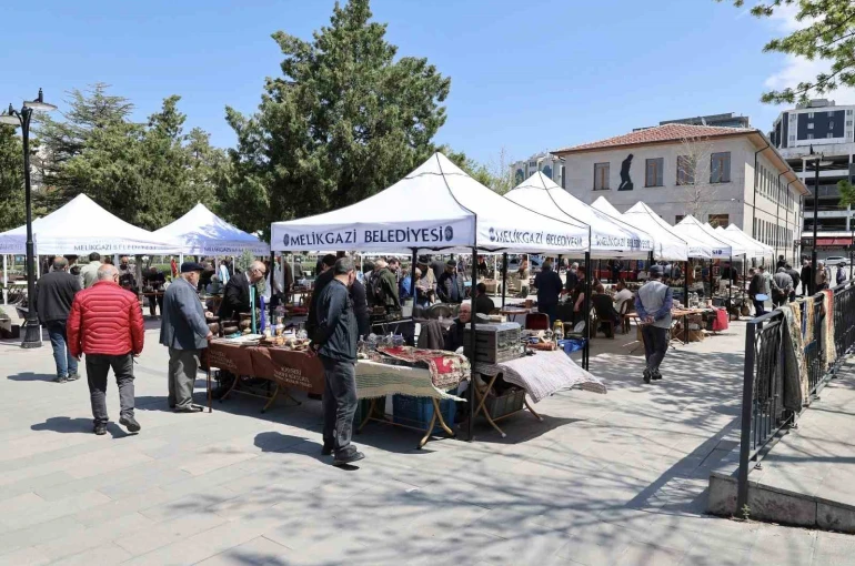 Antika Pazarı koleksiyonerleri bir araya geldi