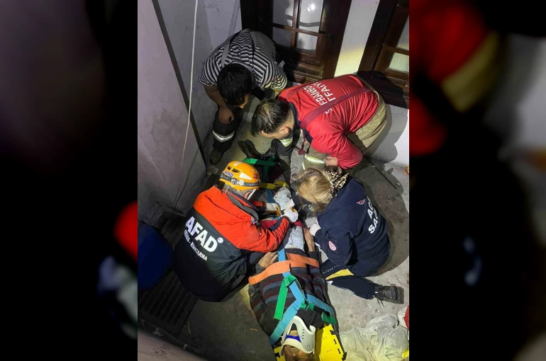 Apartman boşluğuna düşerek yaralanan yaşlı adamı ekipler kurtardı 