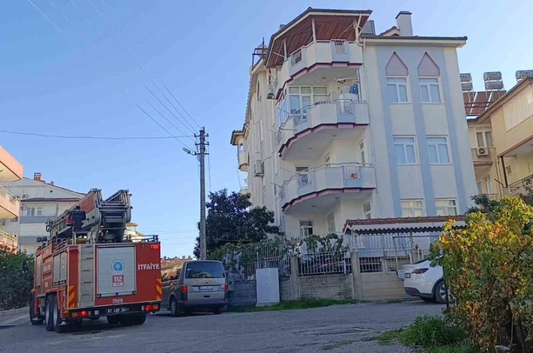 Apartman çatısındaki yangını patlayan su borusu söndürdü
