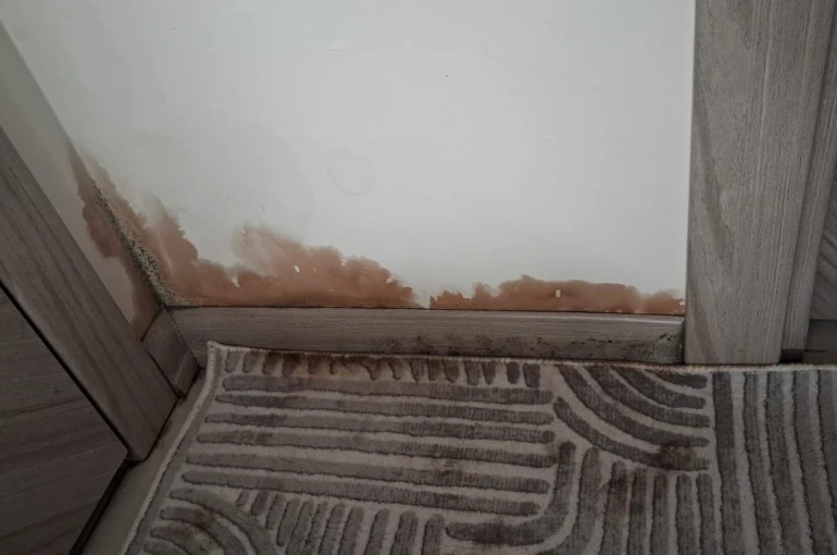 Apartman dairelerinin her yerinden su sızmaya başladı