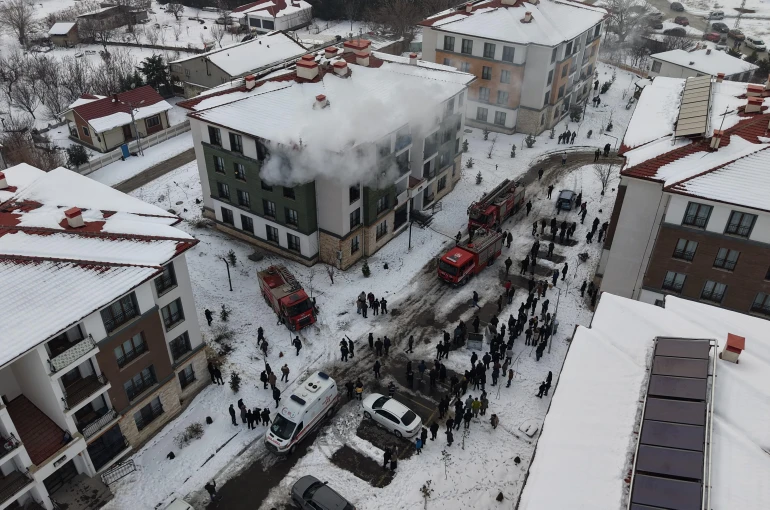 Apartman dairesinde yangın çıktı: 11 kişi dumandan etkilendi