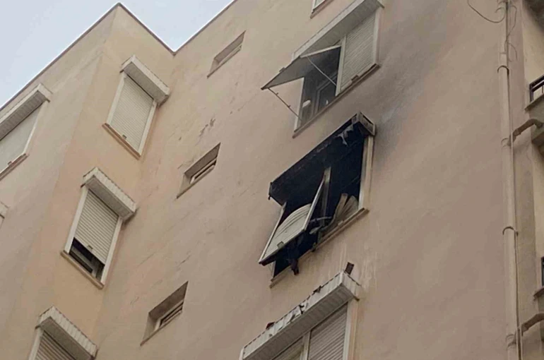 Apartman dairesindeki yangın korkuttu