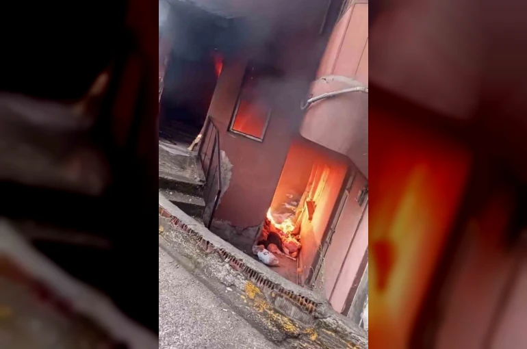 Apartman girişinde çıkan yangın söndürüldü