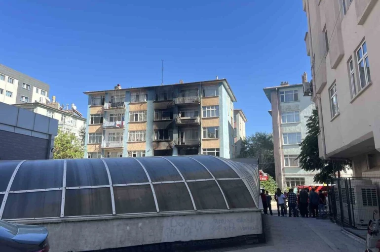 Apartmanda çıkan yangından 13 kişi etkilendi