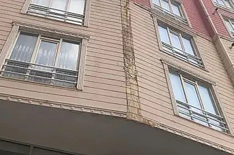 Apartmanın dış cephe kaplaması otomobilin üzerine düştü