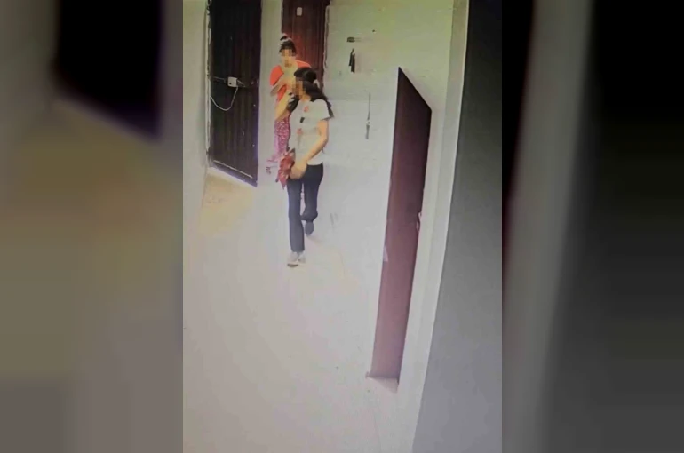 Apartmanın giriş kapısını zorlayan iki şüpheli kamerada