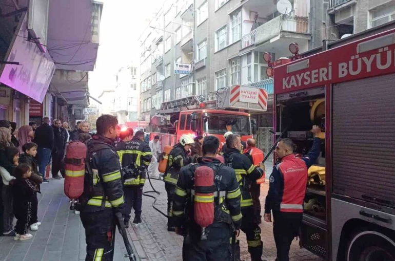 Apartmanın koridorunda çıkan yangın paniğe neden oldu