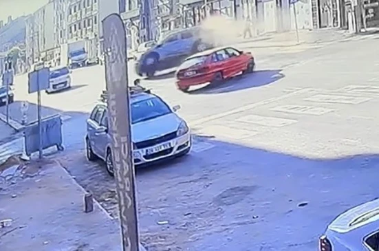 Ara sokaktan çıkan otomobilin çarptığı hafif ticari araç yan yattı
