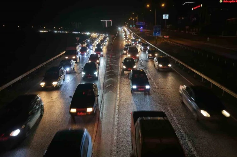 Ara tatil bitti, tatilcilerin dönüş yolculuğu başladı: 43 ilin geçiş noktasında trafik yoğunluğu arttı