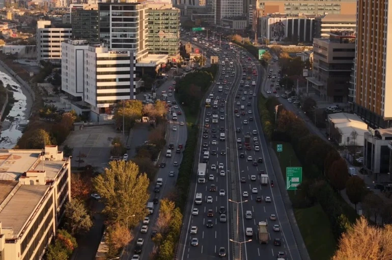 Ara tatilin bitmesiyle İstanbul’da trafik yoğunluğu yüzde 80’e ulaştı