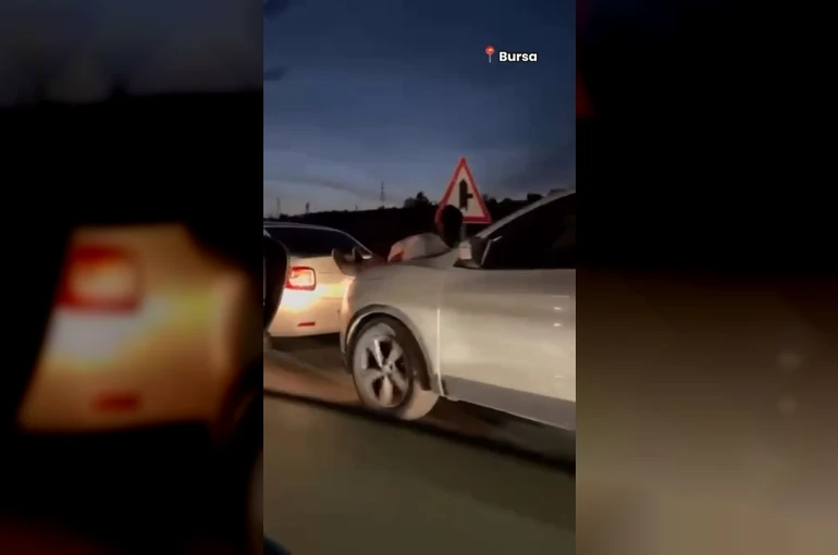 Araç çekmenin böylesi: Halat bulamayınca iki aracın arasına insan koydular