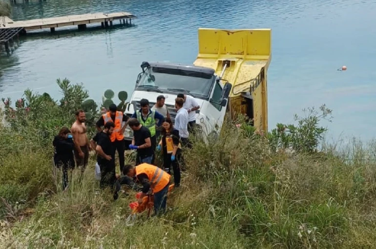 Araç ezilmekten son anda kurtuldu: Kamyon denize düştü, 2 kişi yaralandı 