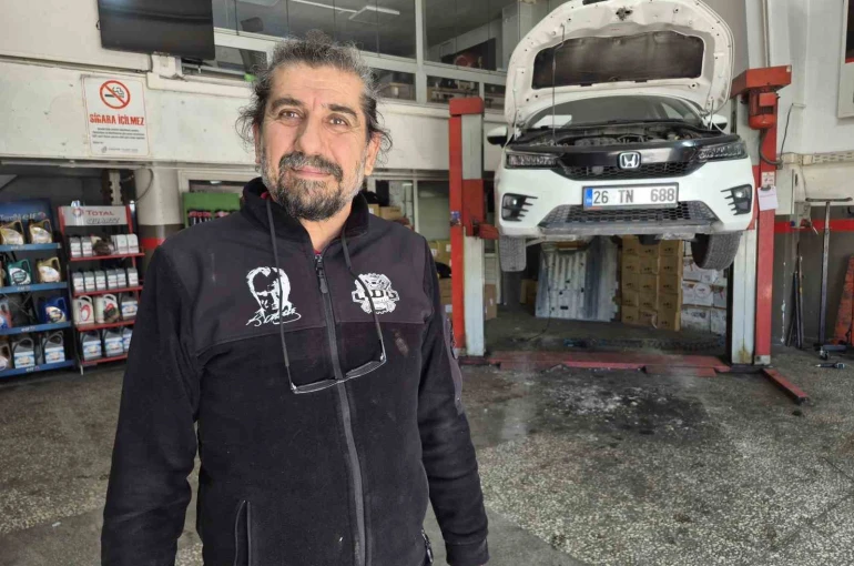 Araç içerisinde sıkışan yavru kediyi tamirhanede çırak sahiplendi