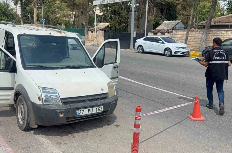 Araç içerisinde silahlı saldırıya uğrayan şahıs ağır yaralandı 