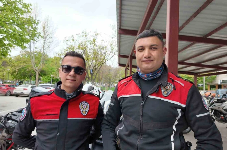 Araç sürerken boğazına erik kaçtı, hayatını Yunus polisleri kurtardı